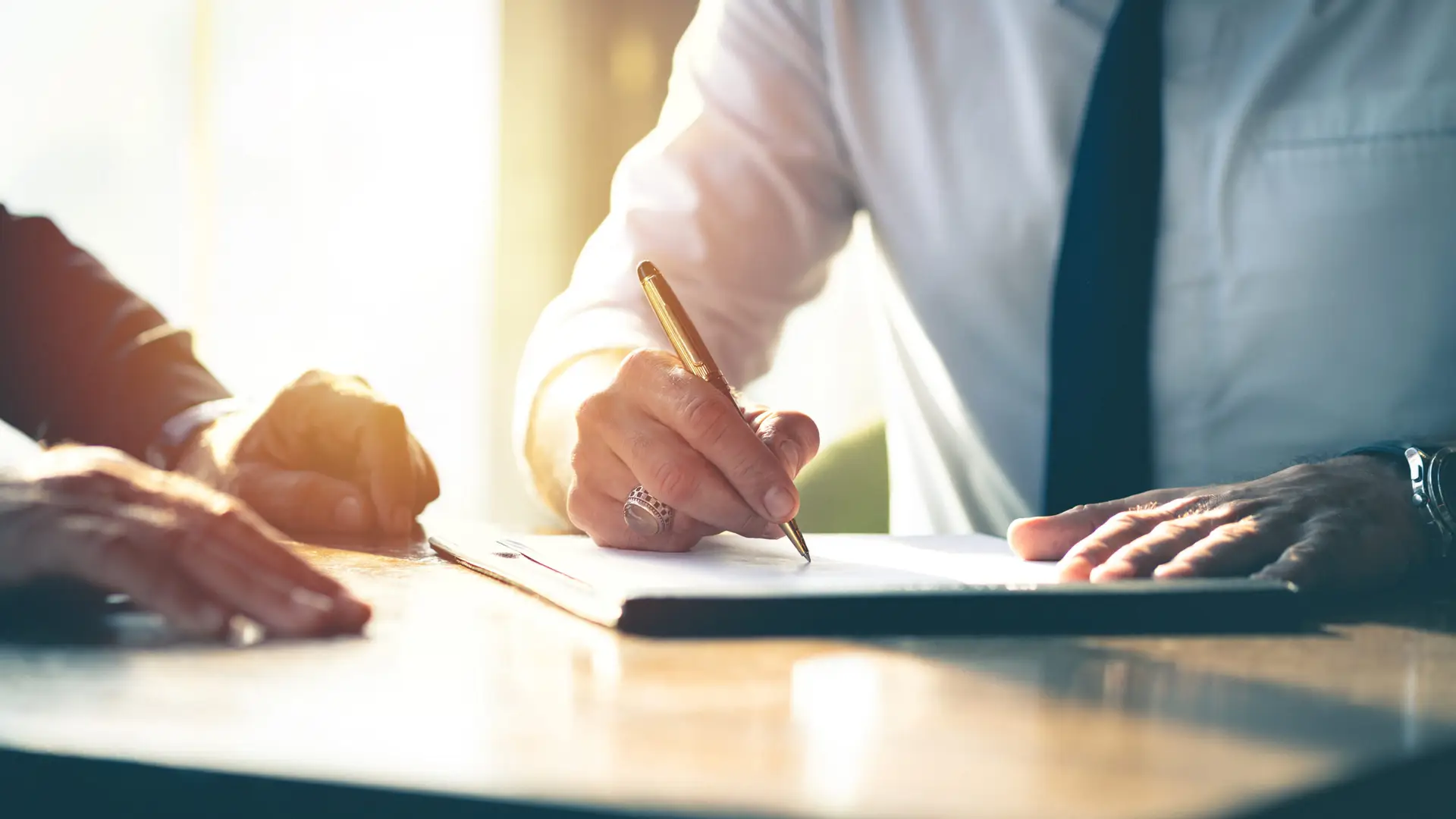 Closeup Businessman signing a contract investment professional d