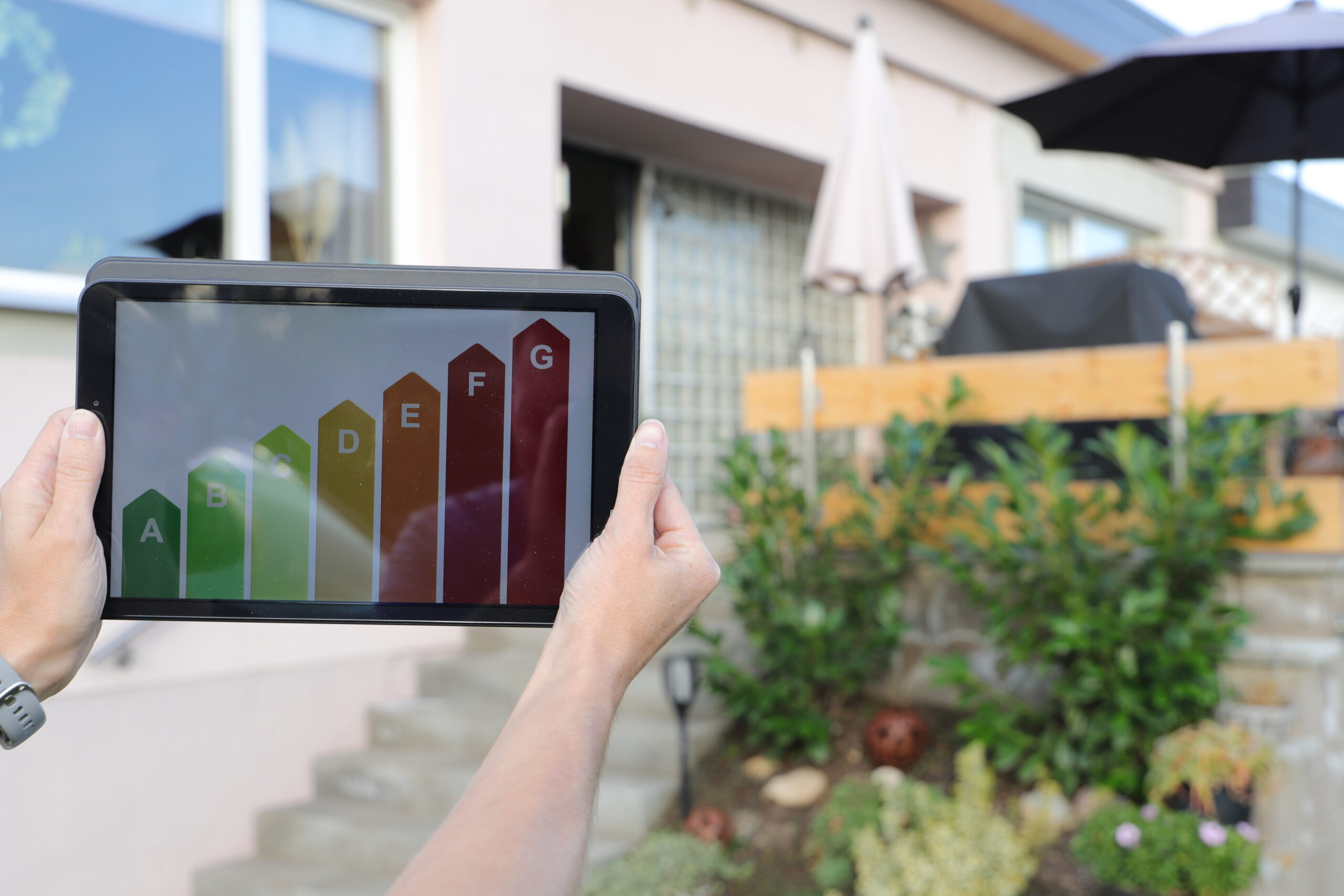 Energy label on a tablet with a house in the background