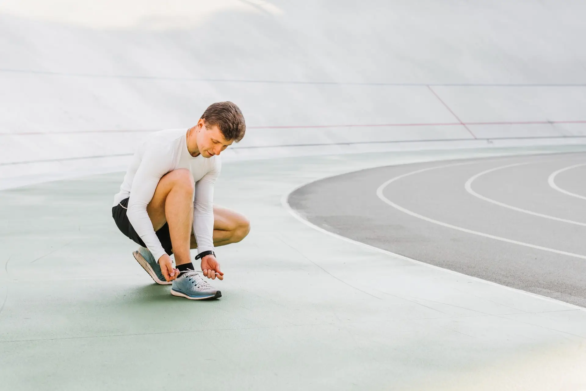 long-shot-runner-tying-his-shoes