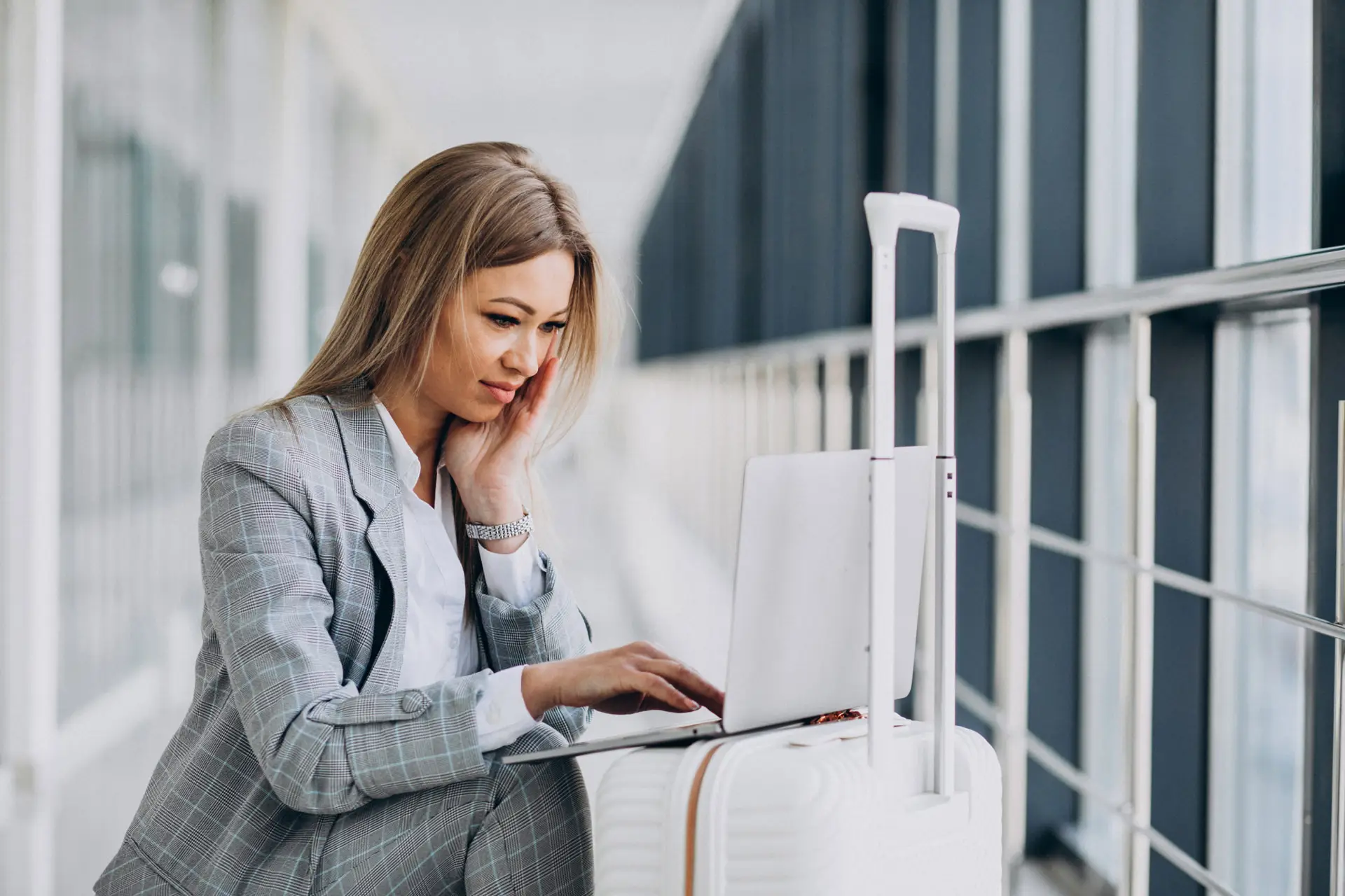 young-business-woman-with-laptop-airport